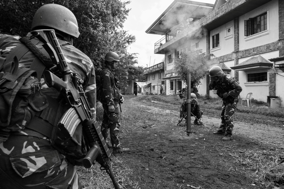 17/07/17_ Marawi: The Philippine Army Artillery Department shoots mortar strokes on enemy stations, barricaded in city buildings.