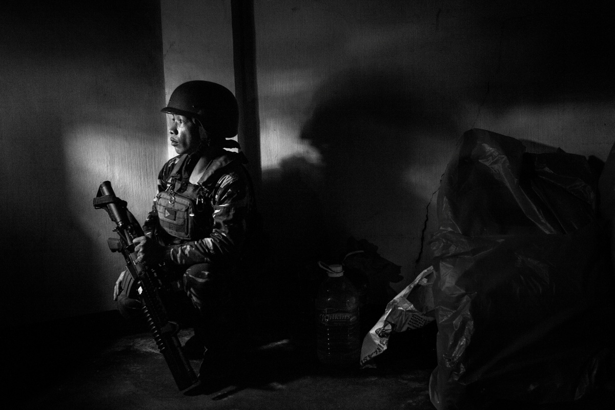 17/07/17_Marawi: a Filipino army soldier in a building 50 mt far from terrorist posts, during Philippine aviation air bombardments. Since the beginning of the conflict, the city is constantly bombarded by aircraft. Despite this, the Philippine Army struggles to conquer the areas occupied by terrorists Maute and Abu Sayyaf.
The city of Marawi has a structure suitable for a house-to-house conflict and many buildings are provided with bunkers. Terrorists dug tunnels to move from one area to another of the city, avoiding clashes with the Philippine Army. Many civilians are still trapped in the city and, as reported by the press conferences held by spokesman Col. Jo-Ar Herrera, they are used as human shields.