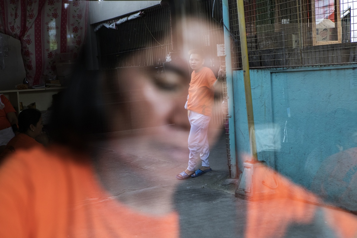 Mandaluyong City, Metro Manila - Correctional Institution for Women
A woman in the prison yard during recreation hours.
The prison, designed for 1500 inmates, instead hosts about 3200. More than half of them are held for drug cases. Since the beginning of the war on drugs promoted by President Duterte, the number of prisoners has increased by 60%. 