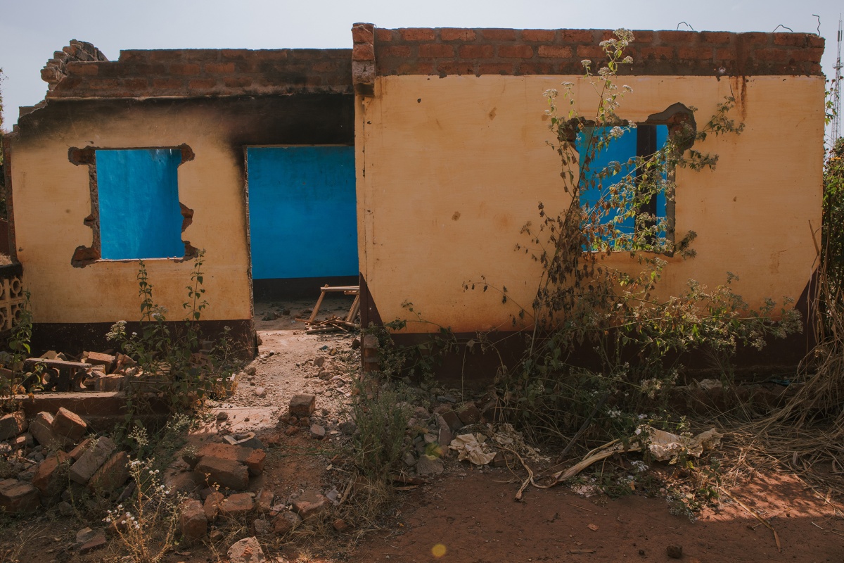 Destroyed houses in the city of Bria. In 2016, tensions in the city caused 73,000 IDPs throughout the surrounding area, concentrated in four camps located in the city area. The largest one, known as Pk3, developed in front of the MINUSCA base, and hosts about 40,000 IDPs.