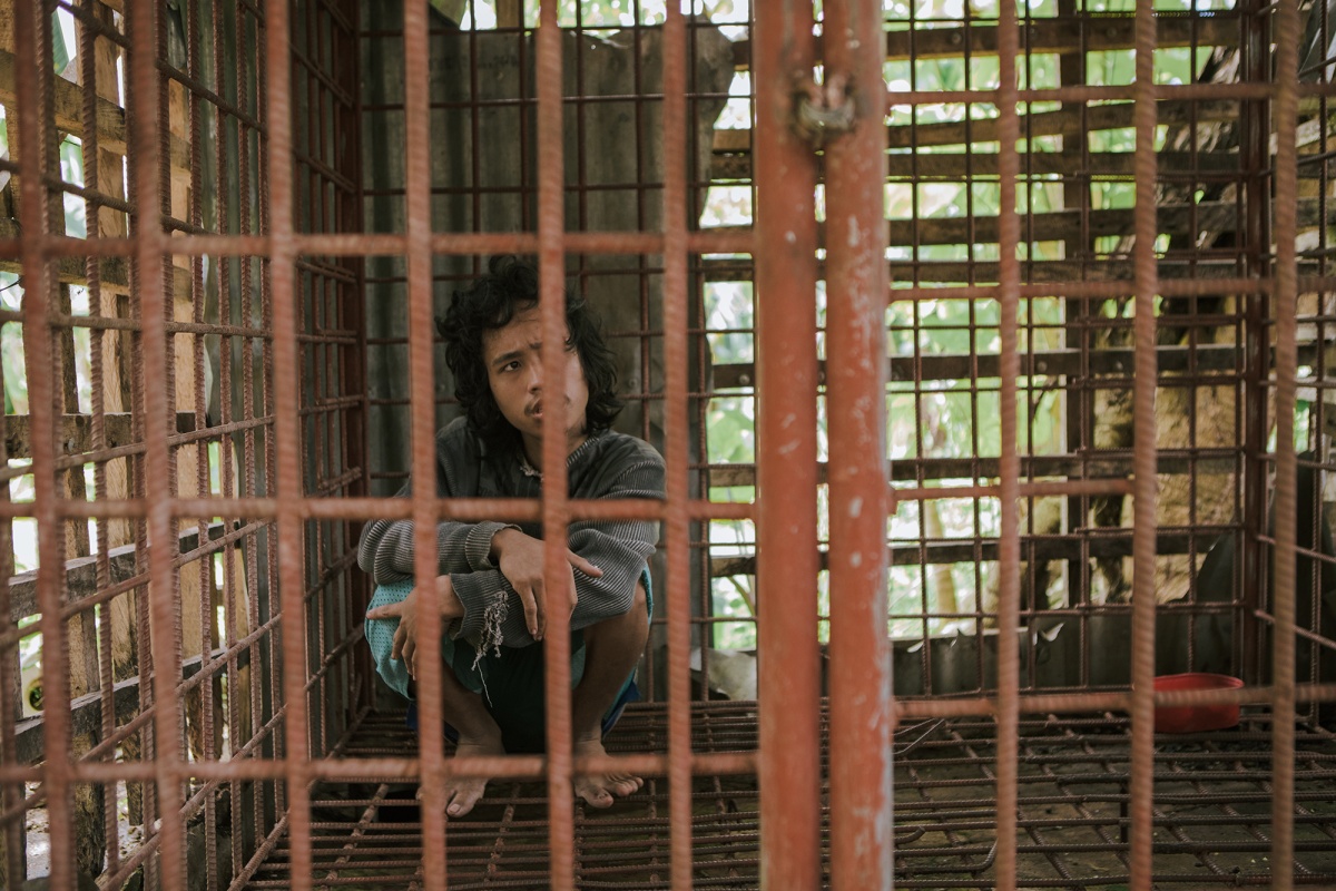 City: Bogo  Generic: Banban  State: Provincia di Cebu  Country: Filippine  - 24/09/2018 Jessie Bryan, 21, locked in a cage since 2015 by his mother and his aunt. One week's treatment at the psychiatric clinic in Cebu did not help to improve his condition. After returning home, his aunt Victoria Ancao did all she could to treat him and look after him. Unfortunately, having to work for the sustenance of the family, she was forced to close her nephew in a cage. 