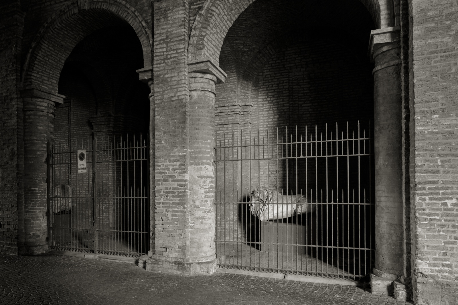 Leone in Pietra di Verona, da monumento sepolcrale rinvenuto nei pressi dell'attuale Via M.D'Azeglio. 100 A.C.