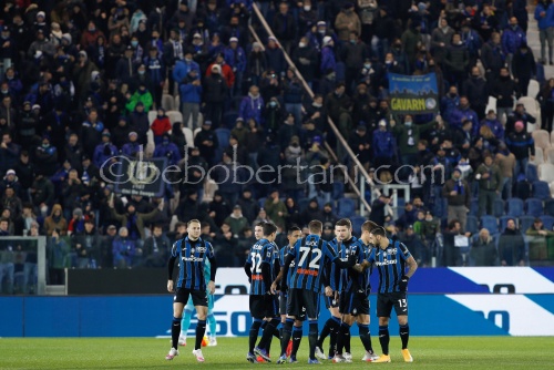 Atalanta's players incite each other before kick-off
