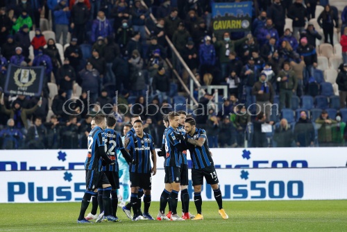 Atalanta's players incite each other before kick-off